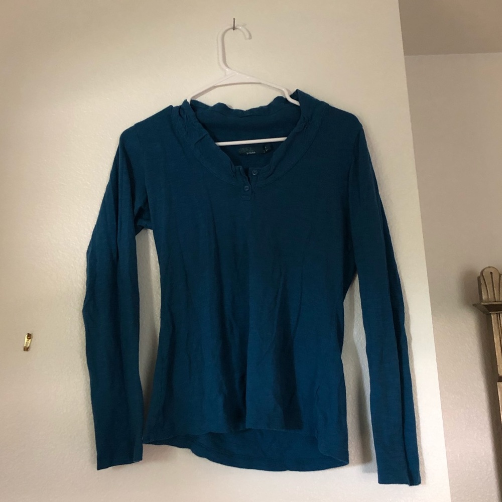 Cute long sleeve prana top